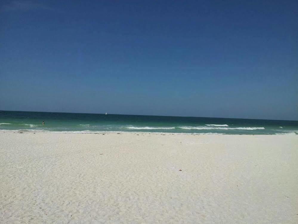 Coconuts Beach Resort Anna Maria Exterior photo